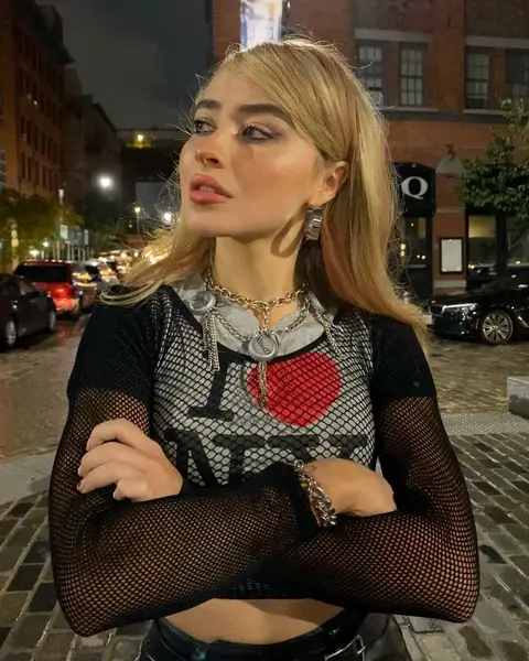 Sabrina Carpenter Street Look